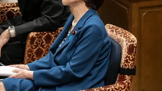 Japan Is Startled by Prime Minister’s Grueling Sleep Schedule