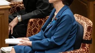 Japan Is Startled by Prime Minister’s Grueling Sleep Schedule
