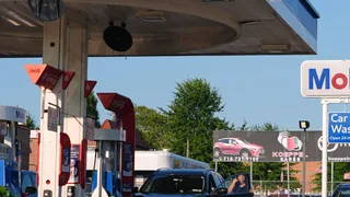 Oil Prices Sink After U.S. and Iran Pause Fighting a Second Day