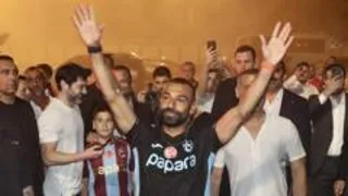 Salah mobbed at airport before Trabzonspor move