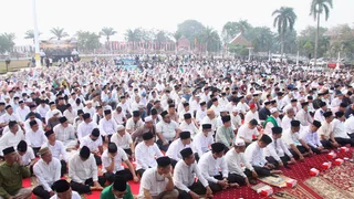 Indonesians brave choking smoke to pray for rain as country battles wildfires