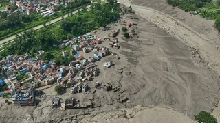 8 dead, hundreds missing as Nepal avalanche triggers flash floods