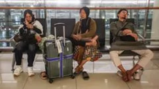Volcano eruption triggers flight suspensions at Indonesia's main airport
