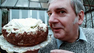 Noël Godin, Prankster Who Threw Pies at the Powerful, Dies at 80