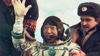 Toyohiro Akiyama, Japan’s Chain-Smoking ‘Space Antihero,’ Dies at 84