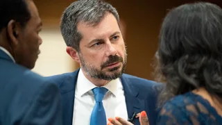 Democrat Pete Buttigieg criticizes Trump's rollback of fuel-economy standards
