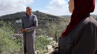 Israeli Settlers Stop Soldiers From Returning Palestinians to Their Home