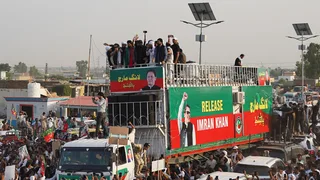 Thousands of Imran Khan supporters march towards Pakistan's barricaded capital