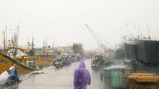 India Evacuates Tens of Thousands as Cyclone Arnab Approaches